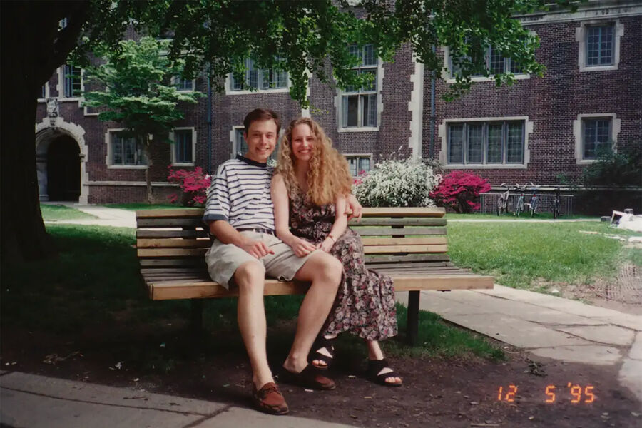 Илон Маск со своей девушкой Гвинн, 1995&nbsp;год