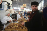 Борис Моисеев на рынке в Минске, 1996 год
