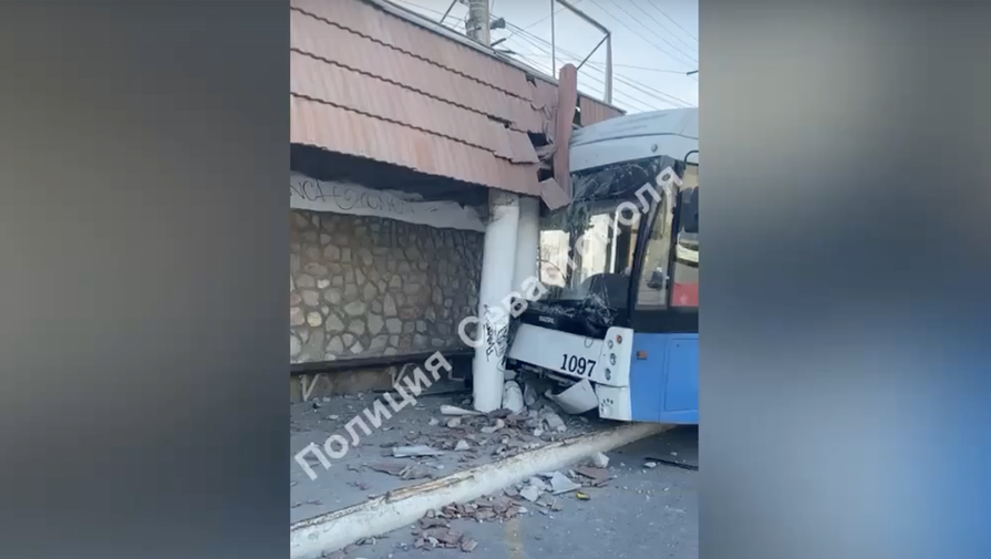 В Севастополе троллейбус наехал на остановку, из-за чего пострадали мать и ребенок
