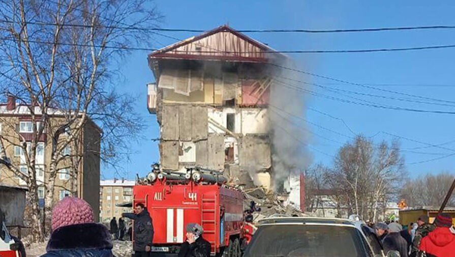 Известия: в результате разбора завалов после взрыва газа на Сахалине пострадал пожарный