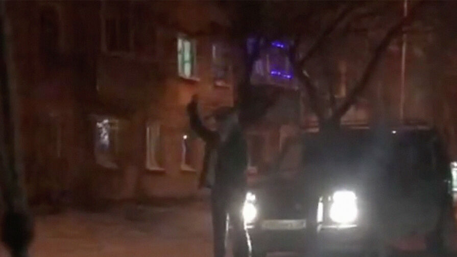 Девушки выбегали на дорогу и танцевали перед машинами благовещенцев