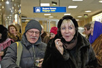 Режиссер Александр Митта и актриса Марина Голуб, приехавшие на IX Международный кинофестиваль «Дух огня», в аэропорту Ханты-Мансийска, 2011 год