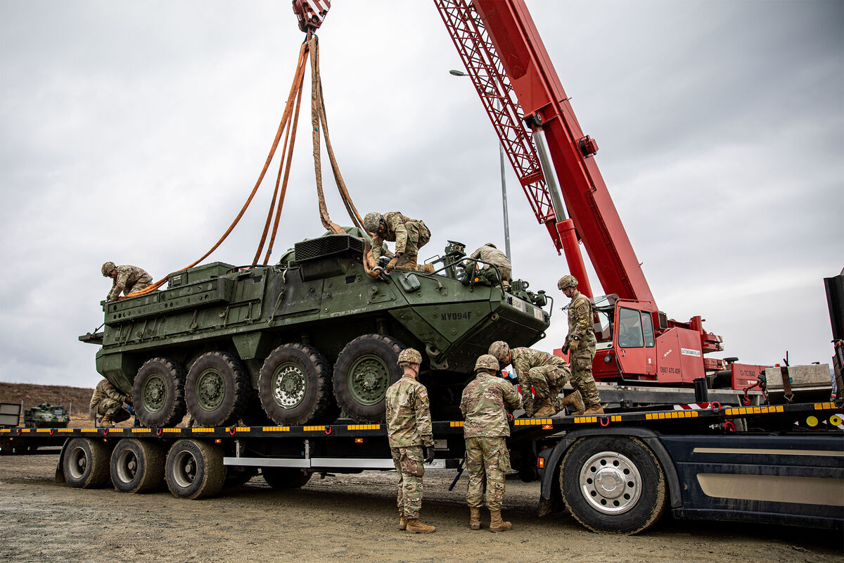 Эксперты объяснили, смогут ли помочь ВСУ американские БТР Stryker -  Газета.Ru | Новости