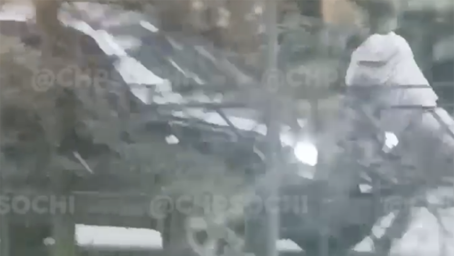 В Сочи водитель сбил мужчину, который пнул ногой его автомобиль