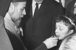 Певица Эдит Пиаф принимает чашу с&nbsp;причастием во время своей свадебной церемонии с&nbsp;певцом Тео Сарапо в&nbsp;Париже, 9&nbsp;октября 1962&nbsp;года 