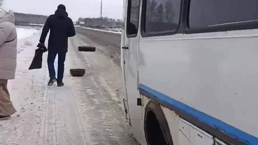 Автобус с пассажирами потерял сразу два колеса в Омской области и попал на видео