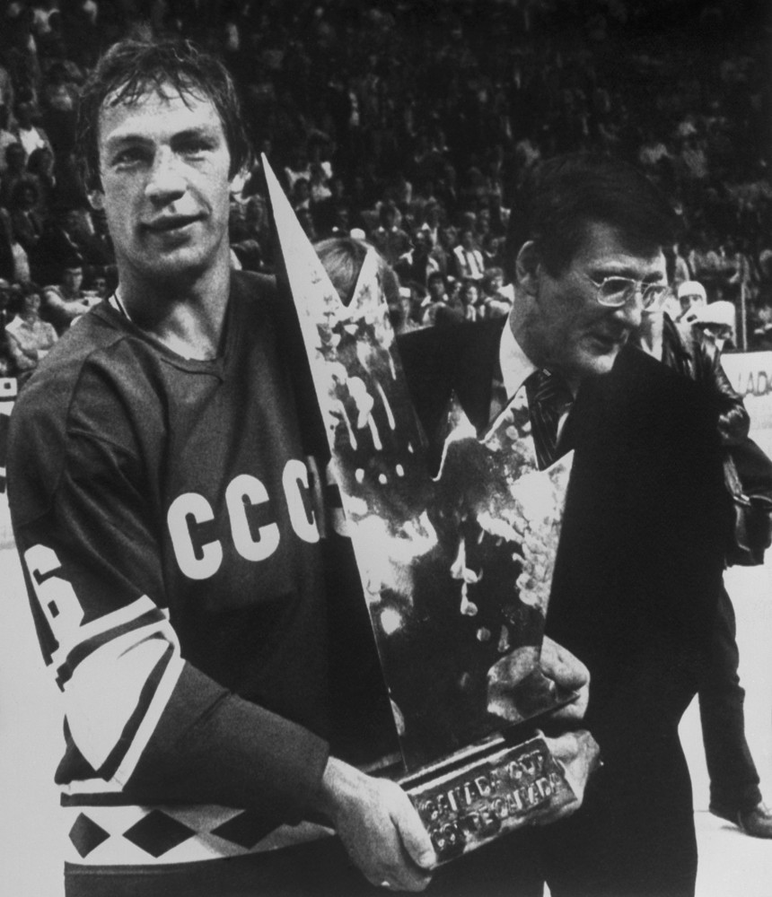 Валерий Васильев с главным призом Кубка Канады 1981 года