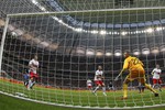 В ворота сборной Польши влетает первый мяч
