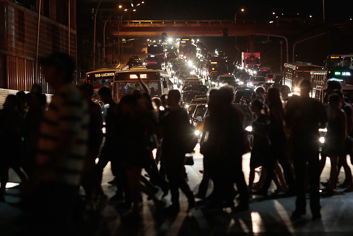 Участники протеста идут по&nbsp;улицам Сан-Паулу с&nbsp;требованием бесплатного проезда в&nbsp;общественном транспорте