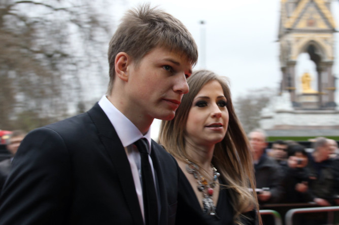 Российский футболист Андрей Аршавин с супругой Юлией в лондонском Королевском Альберт-холле перед концертом, посвященным 80-летию экс-президента СССР Михаила Горбачева