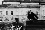 Владимир Ильич Ленин выступает с речью на площади Свердлова на параде войск, отправляющихся на польский фронт. 1920 год