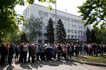 Местные жители в очереди во время голосования на референдуме о статусе самопровозглашенной Донецкой народной республики в Мариуполе