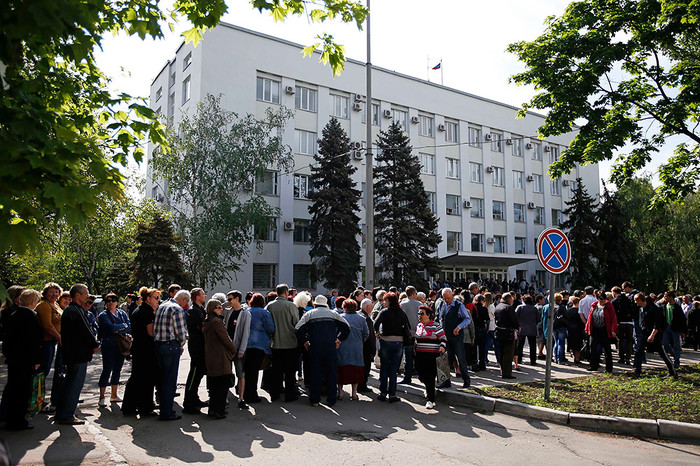 Местные жители в&nbsp;очереди во время голосования на&nbsp;референдуме о&nbsp;статусе самопровозглашенной Донецкой народной республики в&nbsp;Мариуполе