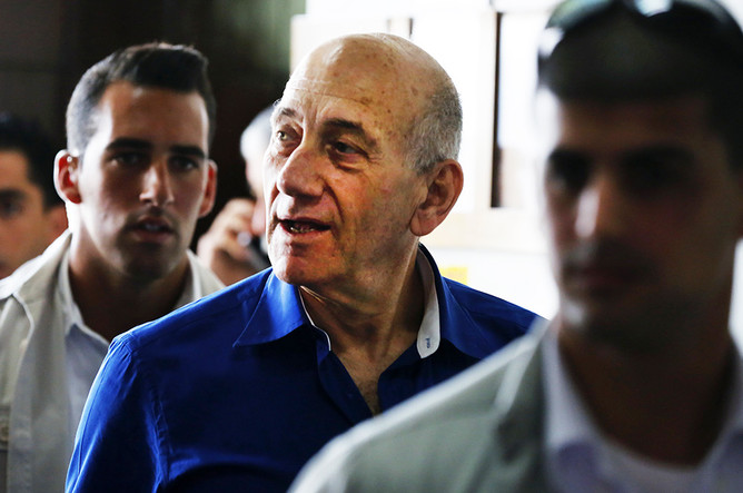 Бывший глава правительства Израиля Эхуд Ольмерт в суде