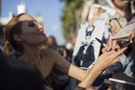Анджелина Джоли раздает автографы на премьере «Малефисенты» в Голливуде