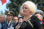 Нелли Штепа выступает на митинге во время праздничных мероприятий, посвященных 9 мая, на площади у здания городской администрации Славянска