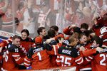 Игроки сборной Канады радуются победе в финальном матче молодежного чемпионата мира по хоккею
