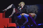 Мадонна упала во время своего первого за 20 лет выступления на Brit Awards