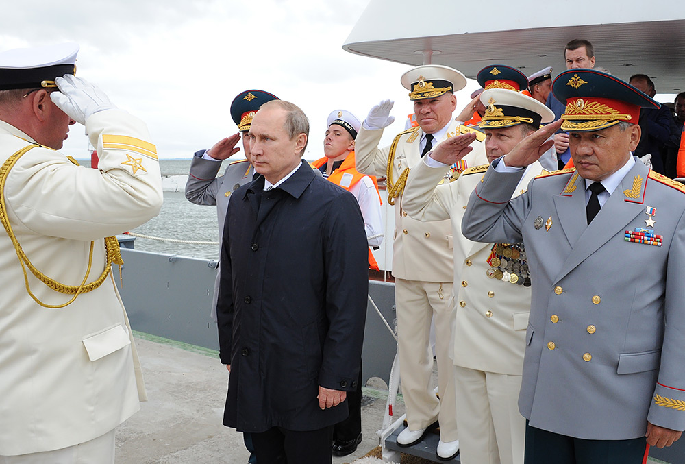 Президент России Владимир Путин принимает парад в честь Дня ВМФ России в Балтийске