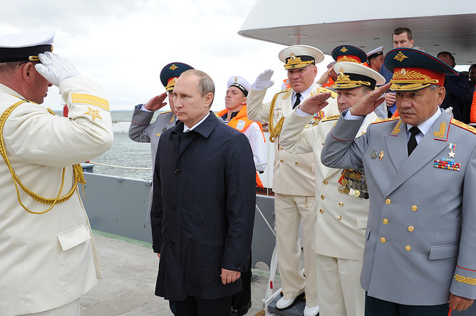 Президент России Владимир Путин принимает парад в честь Дня ВМФ России в Балтийске