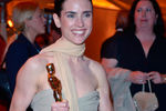 Дженнифер Коннелли на церемонии вручения премии «Оскар», где она получила награду за роль второго плана в «Играх разума», в 2002 году