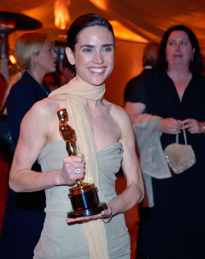 Дженнифер Коннелли на&nbsp;церемонии вручения премии «Оскар», где она получила награду за&nbsp;роль второго плана в&nbsp;«Играх разума», в&nbsp;2002 году