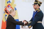 Президент РФ Владимир Путин (слева) на церемонии вручения государственных премий РФ в области науки и технологий, литературы, искусства и гуманитарной деятельности за 2015 год в Кремле