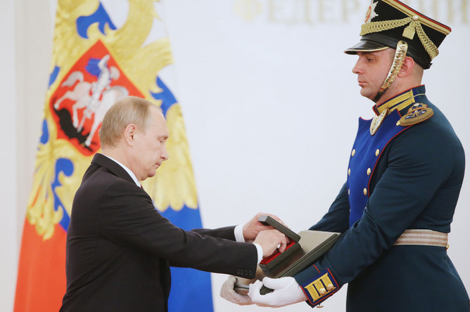 Президент РФ Владимир Путин (слева) на церемонии вручения государственных премий РФ в области науки и технологий, литературы, искусства и гуманитарной деятельности за 2015 год в Кремле
