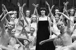 Мирей Матье и учащиеся Московского хореографического училища во время выступления на заключительном концерте «Недели Советского Союза», 1976 год 