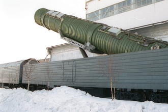 Подьем пусковой установки межконтинентальной баллистической ракеты на твердом топливе РС-22В/СС - 24 «Скальпель» на БЖРК