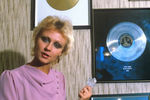 Певица Анне Вески со своими первыми дисками, 1985 год