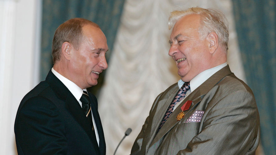 Президент России Владимир Путин вручил в Кремле артисту Московского театра сатиры Михаилу Державину орден &laquo;За заслуги перед Отечеством&raquo; четвертой степени, 2006 год