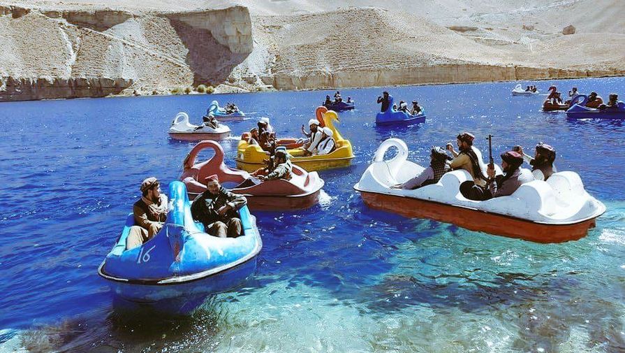 Талибы с гранатометами покатались на лодках-лебедях в национальном парке Афганистана