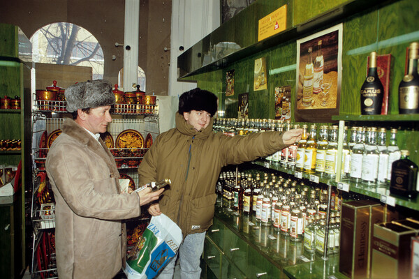Американские туристы в&nbsp;валютном магазине &laquo;Березка&raquo; в&nbsp;Москве, 1988&nbsp;год