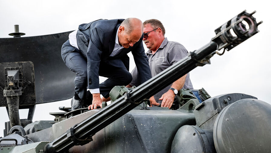 Канцлер Германии Шольц по стремянке залез на ЗСУ Gepard на встрече с украинскими военными