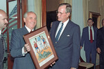 Президент СССР Михаил Горбачев вручает президенту США Джорджу Бушу (справа) дружеский шарж советского художника, Хельсинки, 1990 год
