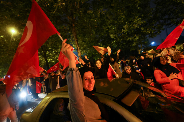 Сторонники Реджепа Тайипа Эрдогана радуются его победе на&nbsp;президентских выборах на&nbsp;улицах Стамбула, 28&nbsp;мая 2023&nbsp;года