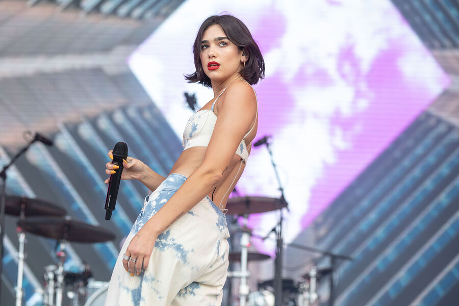 Первый альбом Дуа Липы назывался «Dua Lipa». Он вышел 2&nbsp;июня 2017&nbsp;года. Его шестой сингл «New Rules» за&nbsp;месяц добрался до&nbsp;первого места в&nbsp;британском национальном чарте. К&nbsp;2024 году видеоклип на&nbsp;эту песню посмотрели на&nbsp;YouTube 3&nbsp;млрд раз.
<br><br>
На&nbsp;фото: Дуа Липа во время выступления на&nbsp;музыкальном фестивале Bonnaroo в&nbsp;Манчестере, Англия, 10&nbsp;июня 2018&nbsp;года