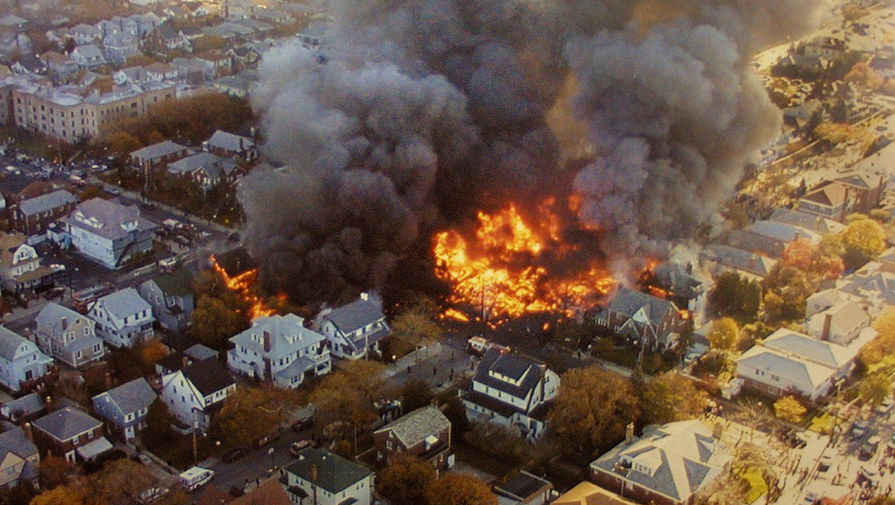 Три жилых дома были полностью разрушены, еще 12 зданий повреждены в&nbsp;результате пожара. Спасательные работы на&nbsp;месте крушения авиалайнера затруднял сильный ветер, распространявший огонь на&nbsp;другие дома