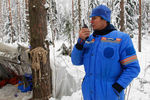 Летчик-космонавт РФ Геннадий Падалка выходит на связь со спасательной бригадой во время учений по подготовке космонавтов и астронавтов к действиям после посадки в лесисто-болотистой местности зимой, 2011 год