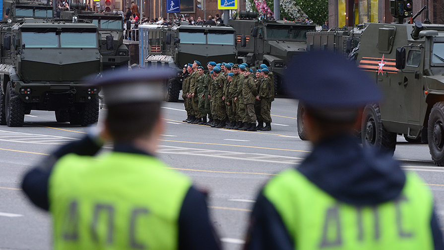 Сотрудники ДПС, военнослужащие и военная техника на Тверской улице в Москве во время репетиции военного парада