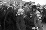 Супруга Юрия Гагарина Валентина Гагарина с дочерьми на похоронах Юрия Гагарина на Красной площади, 30 марта 1968 года