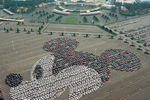 Составленный из 1118 автомобилей портрет Микки Мауса на парковке Диснейленда около японского Токио в честь 64-летия героя, 1992 год