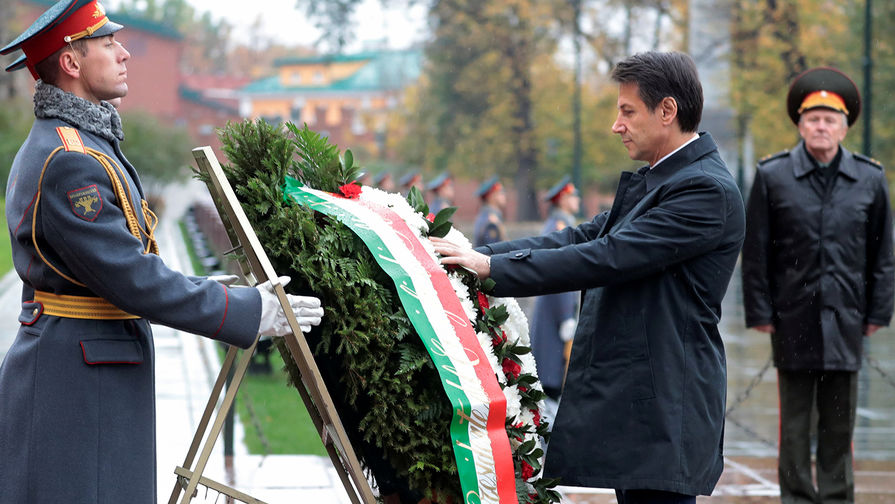 Премьер-министр Италии Джузеппе Конте у&nbsp;Могилы Неизвестного Солдата в&nbsp;Александровском саду, 24 октября 2018 года