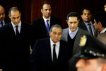 Бывший президент Египта Хосни Мубарак с сыновьями в зале судебных заседаний, 2018 год
