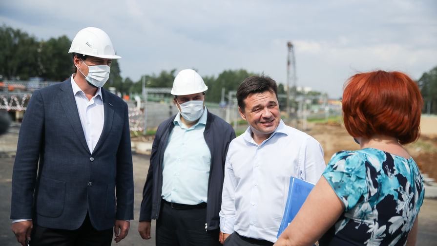 Воробьев проверил ход строительства дорожного объекта в Дедовске