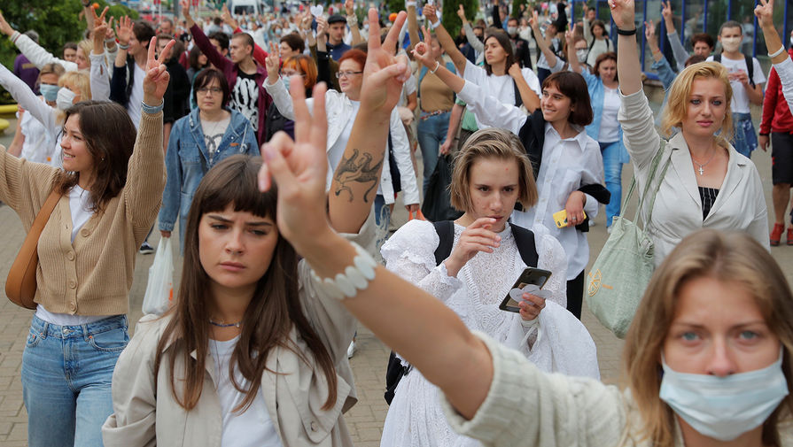 Участницы демонстрации против полицейского насилия на четвертый день протестов в Минске, 12 августа 2020 года
