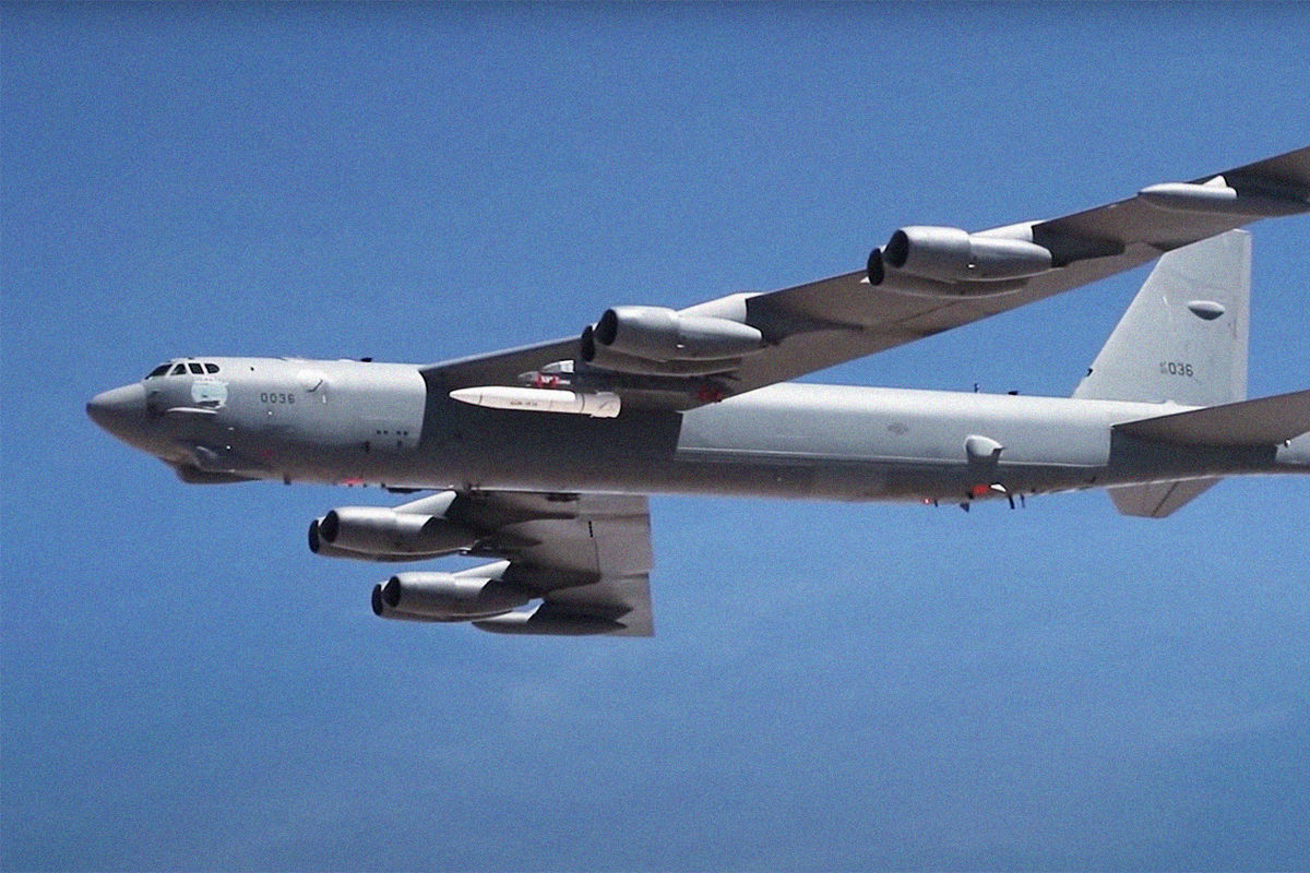 Прототип AGM-183A на борту самолета B-52 ВВС США во время испытаний в июне 2019 года
