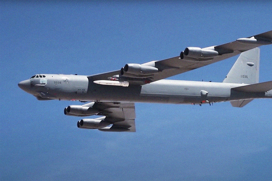 Прототип AGM-183A на борту самолета B-52 ВВС США во время испытаний в июне 2019 года