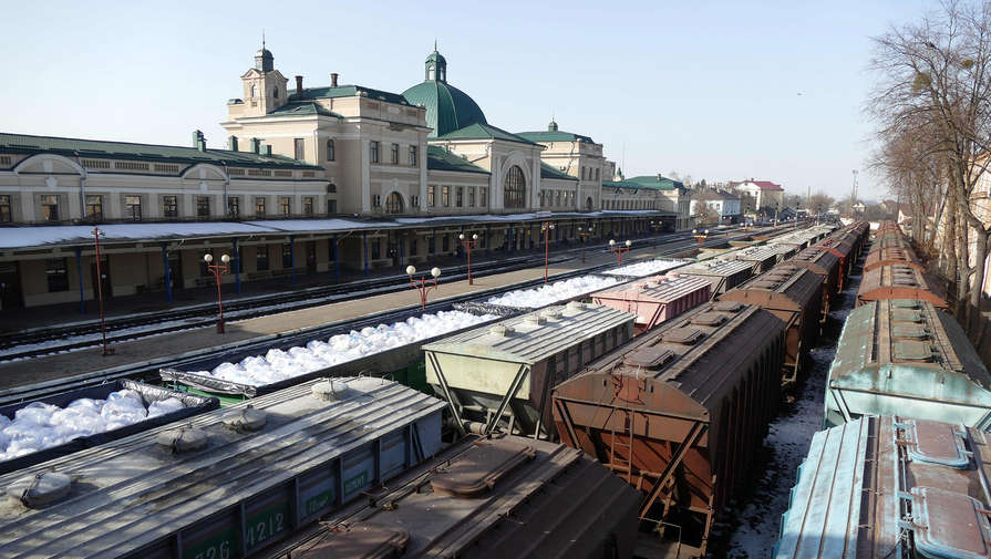 Украинская железная дорога сообщила о задержке движения поездов из-за ракетных обстрелов РФ